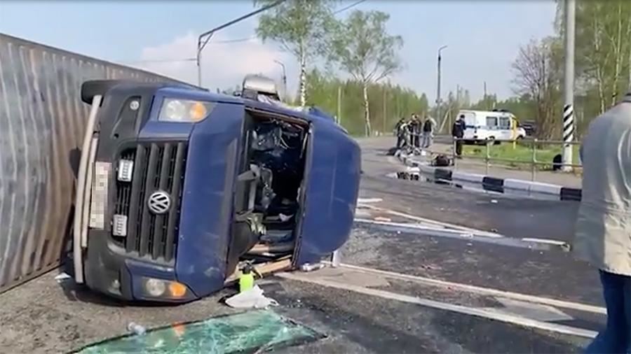 Пассажирский микроавтобус столкнулся с грузовиком под Смоленском<br />
