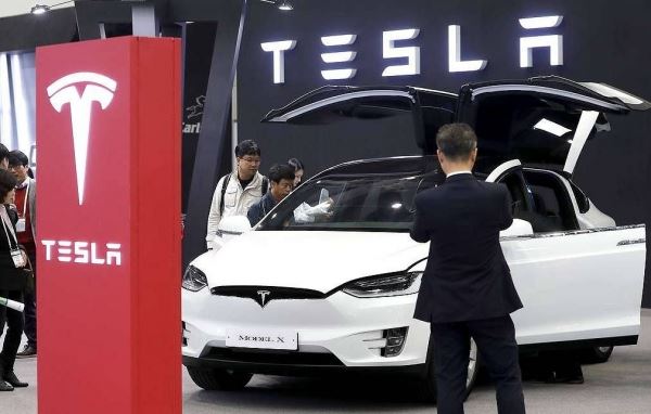 Tesla приостановила продажу электромобилей за биткоины
