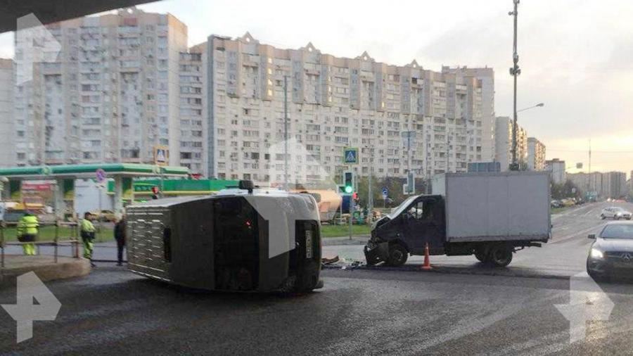 В Москве перевернулся автомобиль с машинистами метро<br />
