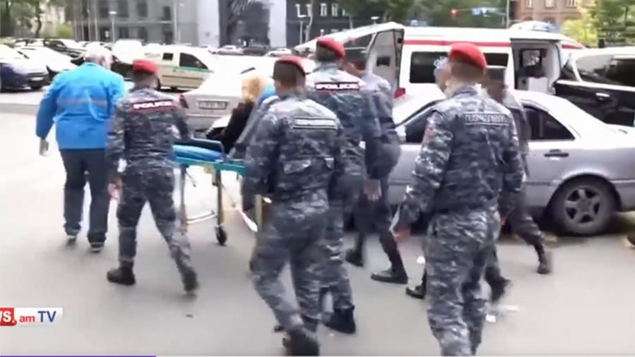 Автомобиль из кортежа Пашиняна попал в ДТП в Ереване<br />
