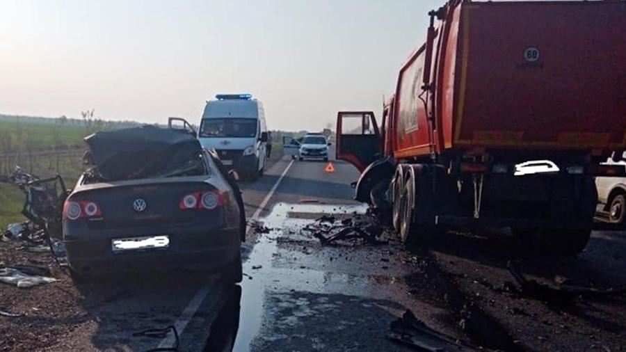Три человека погибли в ДТП с грузовиком на трассе в Оренбуржье<br />
