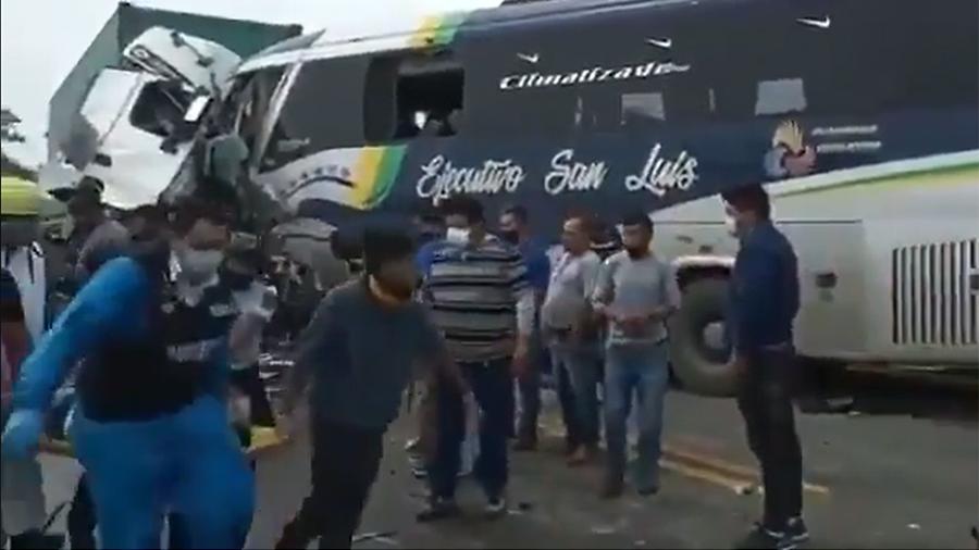В Эквадоре девять человек погибли в результате ДТП с автобусом<br />
