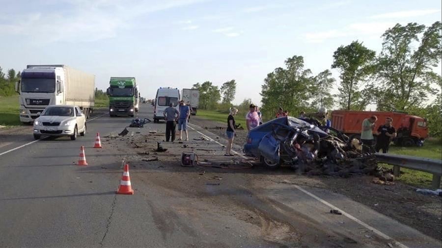 В Самарской области четыре человека погибли в аварии с участием грузовика<br />
